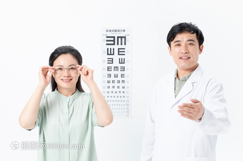 眼科醫(yī)生給病人檢查視力