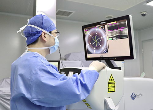 福州眼科醫(yī)院順利完成全球首款33cm 近視力連續(xù)視程人工晶狀體植入